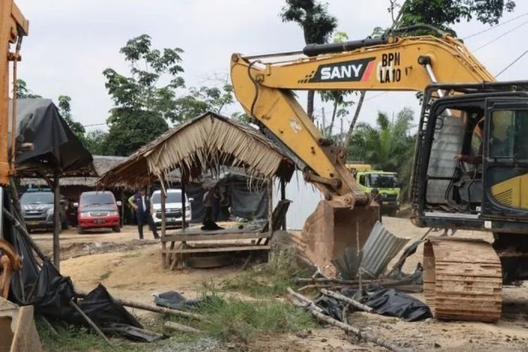 Polda Sumsel Tutup 33 Unit Penyulingan Minyak Ilegal di Muba Polda Sumsel Tutup 33 Unit Penyulingan Minyak Ilegal di Muba