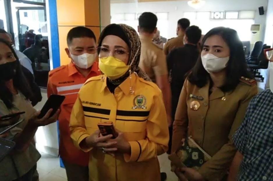 Ketua DPRD Kesal Rektorat Tak Datang : Akan Kita Panggil Ulang Ketua DPRD Kesal Rektorat Tak Datang : Akan Kita Panggil Ulang
