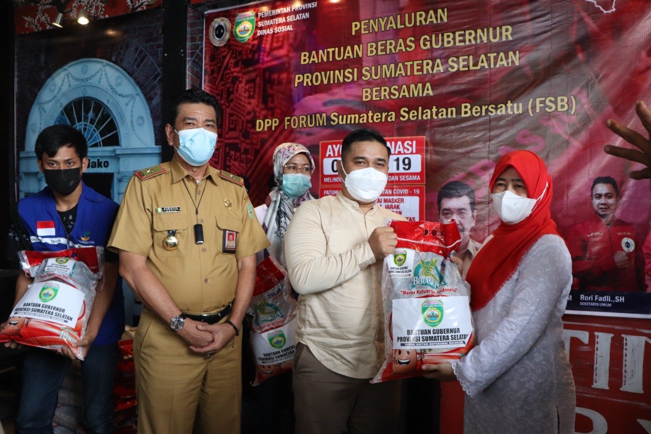 Bakti Sosial DPP FSB dan Dinsos Sumsel Salurkan Bantuan Beras Gubernur Untuk Masyarakat Yang Membutuhkan Di Masa PPKM Level 4 Bakti Sosial DPP FSB dan Dinsos Sumsel Salurkan Bantuan Beras Gubernur Untuk Masyarakat Yang Membutuhkan Di Masa PPKM Level 4