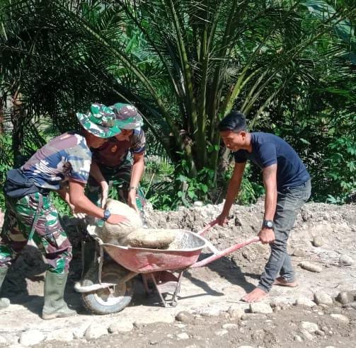 Pengerasan Jalan oleh Satgas TMMD 111 Kodim 0204/DS Terus Dilakukan Pengerasan Jalan oleh Satgas TMMD 111 Kodim 0204/DS Terus Dilakukan