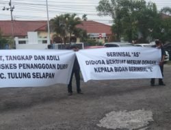 Oknum Kepala Puskesmas Desa Penanggoan Duren Kecamatan Selapan Melakukan Pembuatan Asusila Di Ruang TU