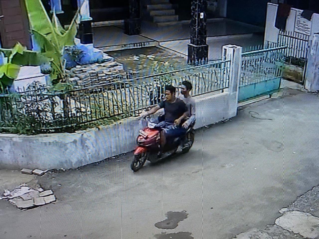 Terekam CCTV, Jambret Diamakan Unit Reskrim Polsek Percut Sei Tuan Terekam CCTV, Jambret Diamakan Unit Reskrim Polsek Percut Sei Tuan