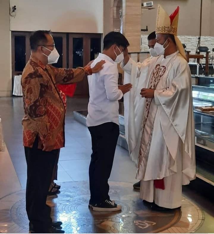 Uskup Agung Palembang Berikan Sakramen Krisma Uskup Agung Palembang Berikan Sakramen Krisma