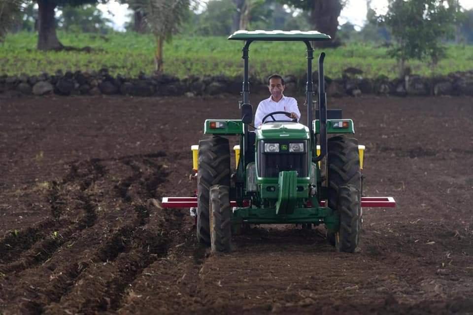 Momen Presiden Jokowi Tanam Jagung Pakai Traktor Momen Presiden Jokowi Tanam Jagung Pakai Traktor