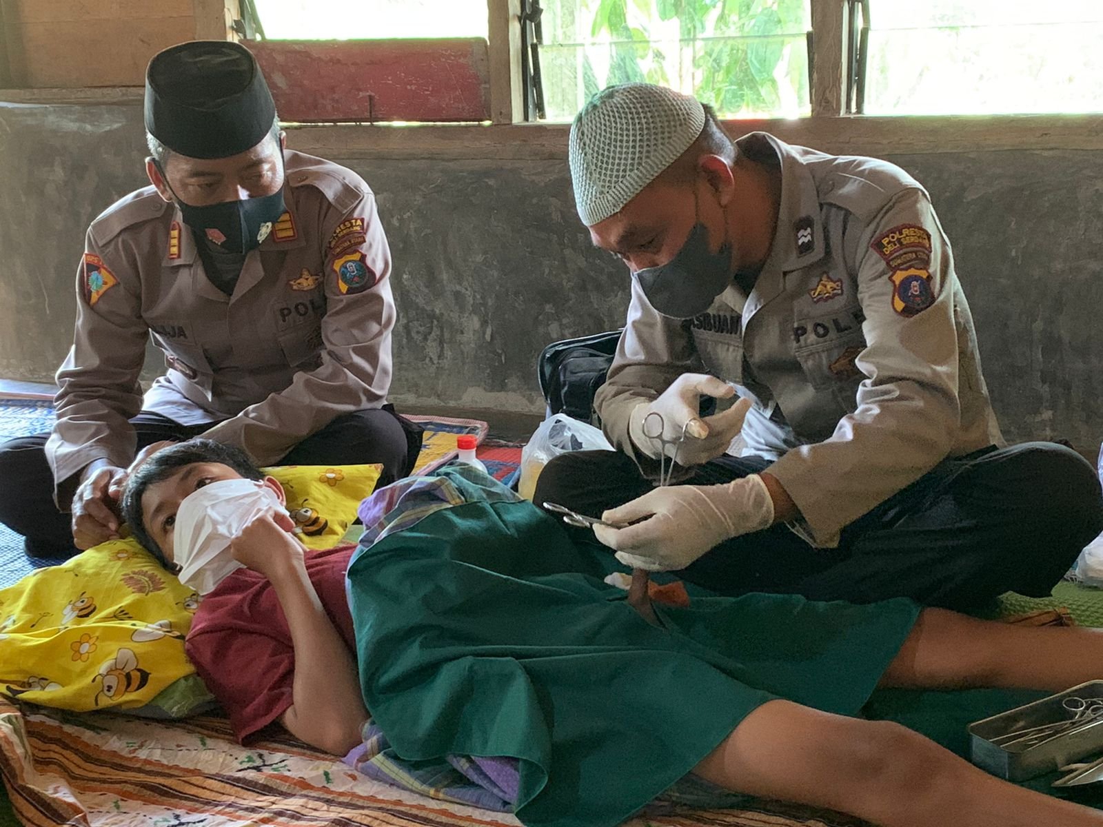 Aiptu Jonni Ilham Hasibuan Keliling Desa, Khitan Warga Kurang Mampu