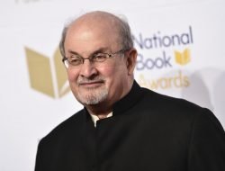 Penulis Salman Rushdie Gunakan Ventilator setelah Penusukan di New York