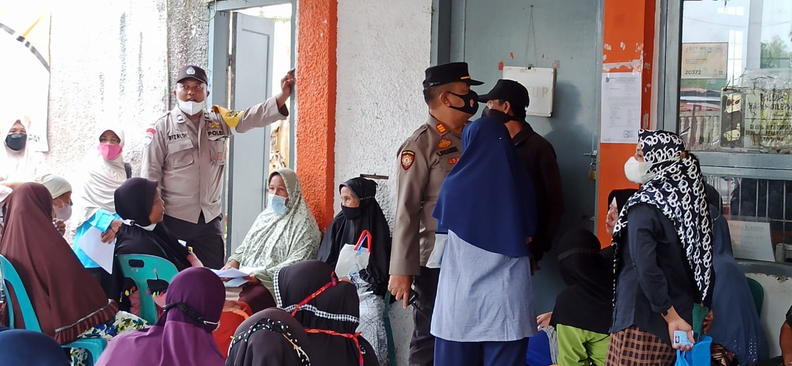 Polsek Batang Kuis Monitoring Pembagian Bantuan Langsung Tunai BBM Polsek Batang Kuis Monitoring Pembagian Bantuan Langsung Tunai BBM