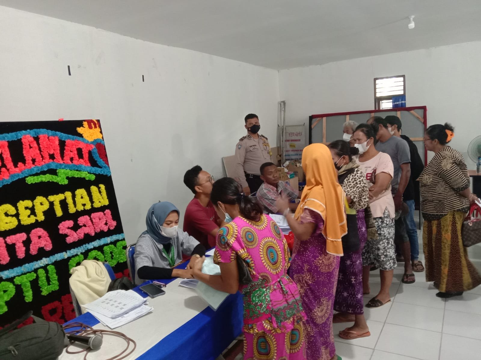 Personil Polsek Biru – Biru Monitoring Pembagian BLT BBM