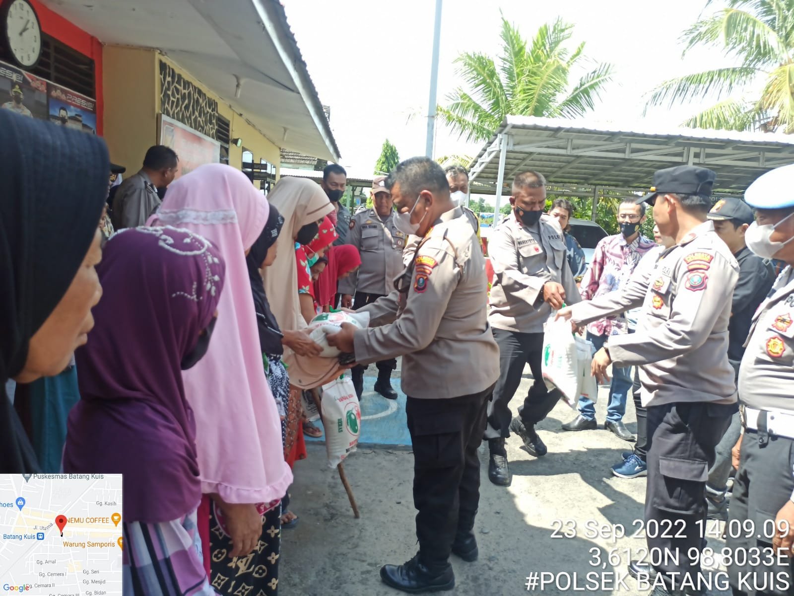Polsek Batang Kuis Bagikan Sembako Kepada Masyarakat