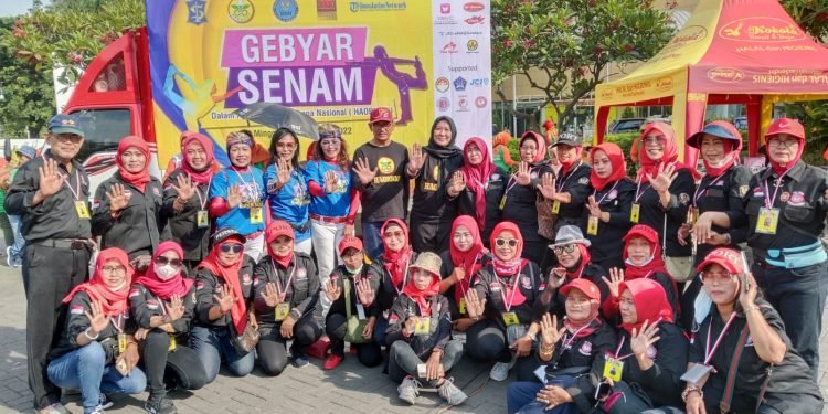 GMDM DPW KOTA SURABAYA DAN DPD PROPINSI JAWA TIMUR BESERTA RIBUAN RELAWAN ANTI NARKOBA IKUT SENAM BERSAMA PERWOSI
