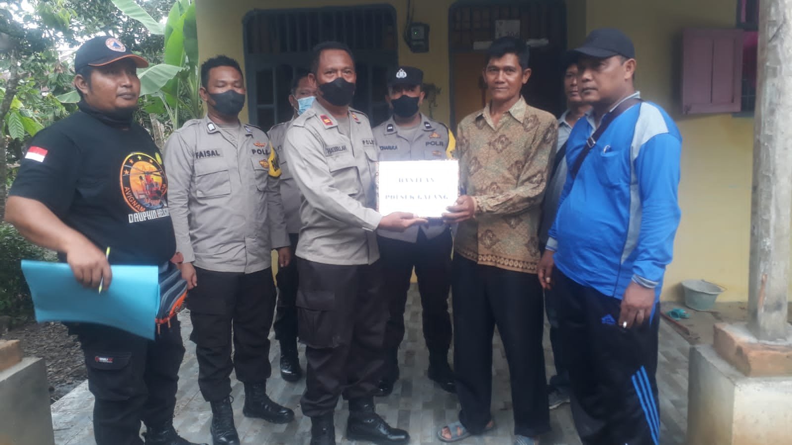 Polsek Galang Berikan Bantuan Kepada Warga Yang Tertimpa Musibah Angin Puting Beliung