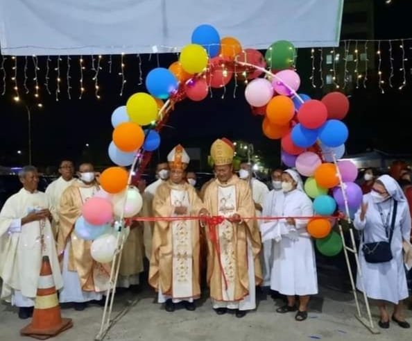 Mgr Yohanes Harun Yuwono bersama Mgr Aloysius Sudarso menggunting pita pembukaan kegiatan Pasar Malam Kitab Suci di halaman gereja St Yoseph Palembang Mgr Yohanes Harun Yuwono bersama Mgr Aloysius Sudarso menggunting pita pembukaan kegiatan Pasar Malam Kitab Suci di halaman gereja St Yoseph Palembang
