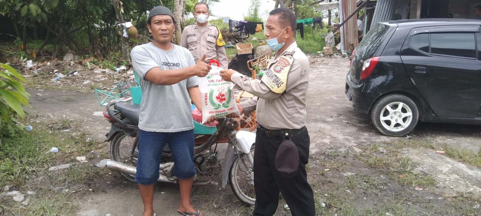 Polsek Lubuk Pakam Bagikan Bansos Kepada Masyarakat Polsek Lubuk Pakam Bagikan Bansos Kepada Masyarakat