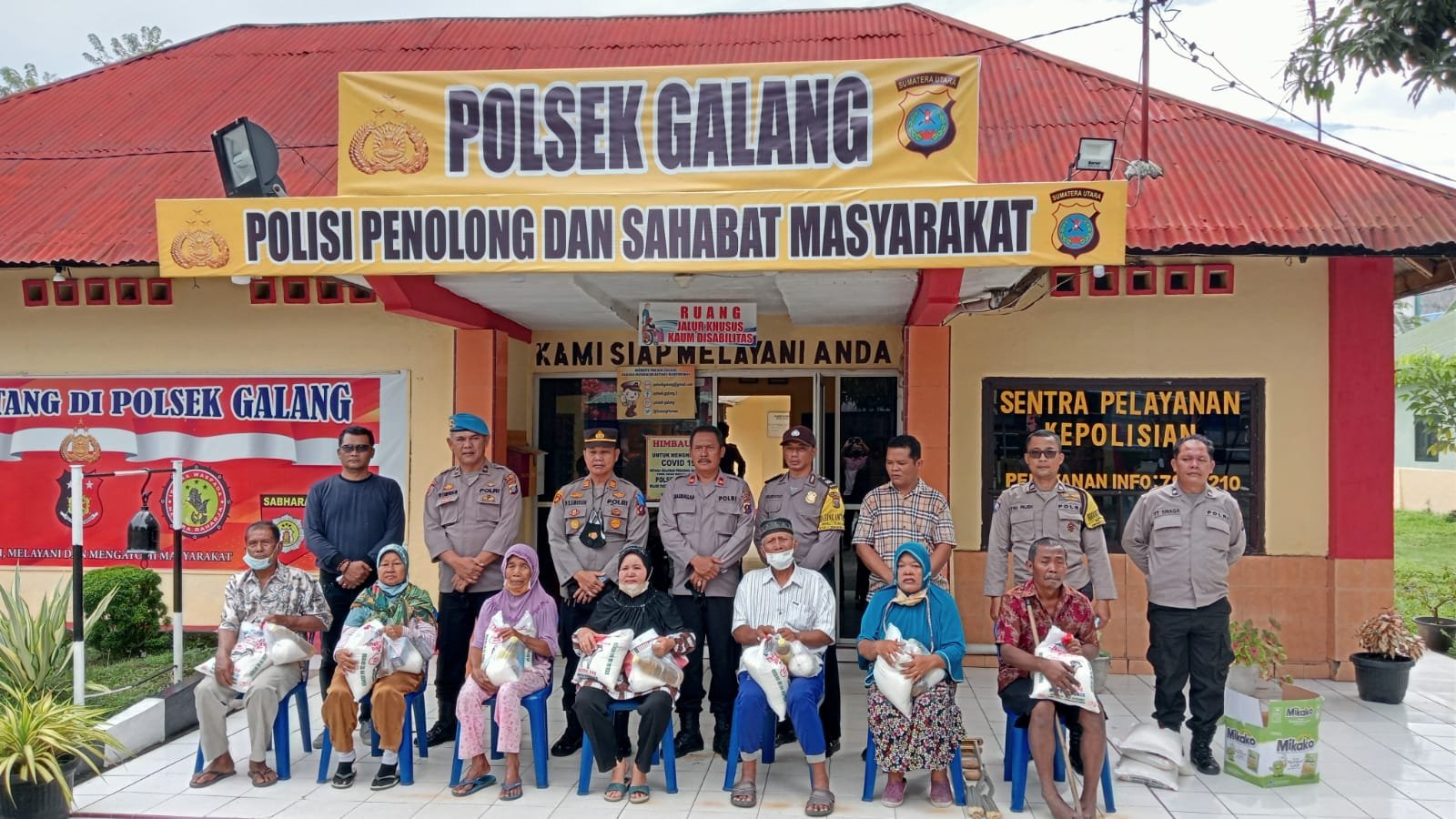 Polsek Galang Bagikan Bansos Kepada Masyarakat