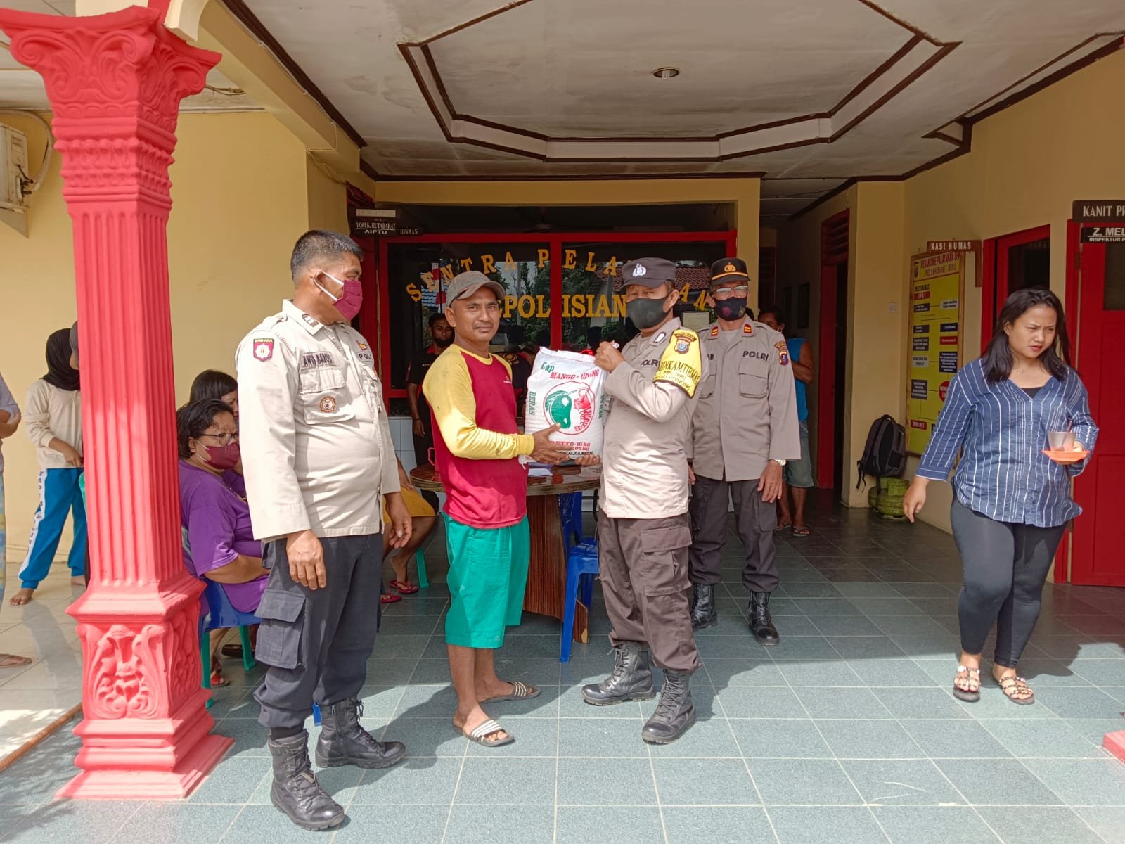 Polsek Biru-Biru Polresta Deli Serdang Bagikan Bansos Kepada Masyarakat Polsek Biru-Biru Polresta Deli Serdang Bagikan Bansos Kepada Masyarakat
