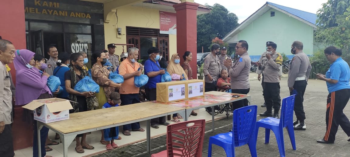 Polsek Namorambe Polresta Deli Serdang Bagikan Sembako Kepada Warga Polsek Namorambe Polresta Deli Serdang Bagikan Sembako Kepada Warga