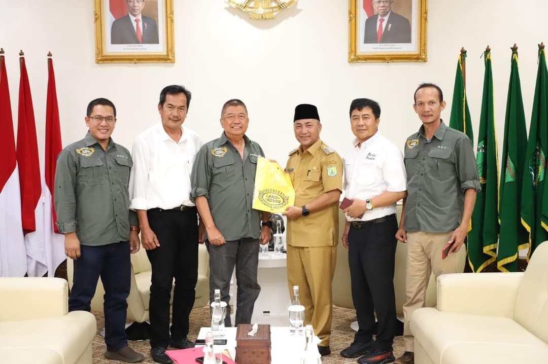 Mantan Gubernur SO Sowan ke Pj Bupati Apriyadi, Beri Baju Bedulur Mantan Gubernur SO Sowan ke Pj Bupati Apriyadi, Beri Baju Bedulur
