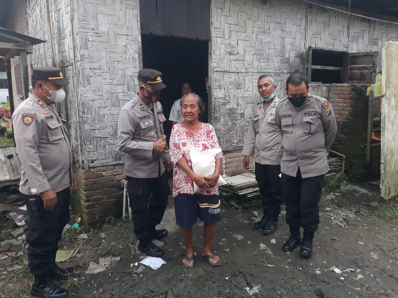 Polsek Beringin Bagikan Bansos Kepada Masyarakat