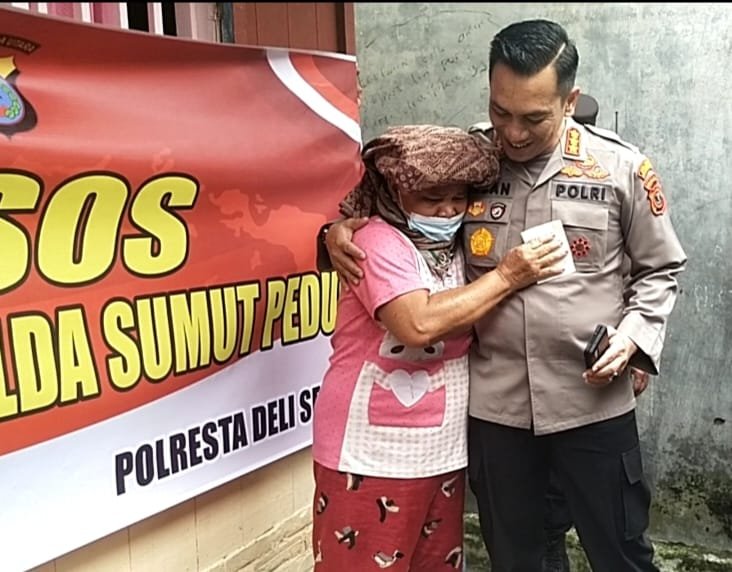 Kapolresta Deli Serdang Berikan Bansos Untuk Warga Kurang Mampu