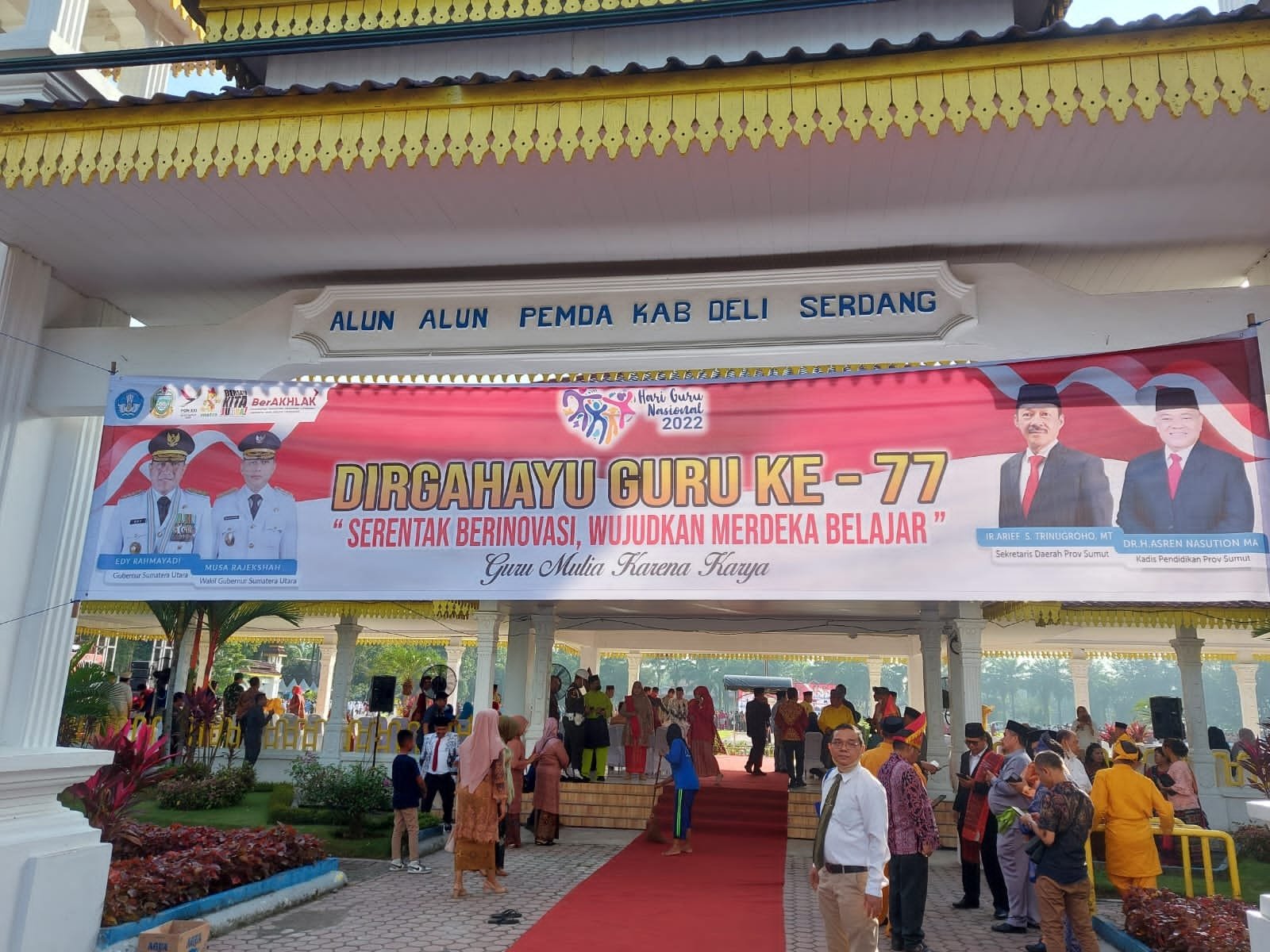 Kapolresta Deli Serdang Hadiri Upacara Peringatan Hari Guru Nasional Ke 77 Tahun 2022 Di Alun-Alun Pemkab Deli Serdang