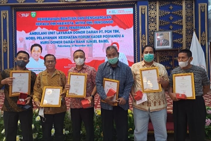 PMI Provinsi Sumsel Serahkan Penghargaan dan Bantuan Kepada Mitra PMI dan Pendonor PMI Provinsi Sumsel Serahkan Penghargaan dan Bantuan Kepada Mitra PMI dan Pendonor