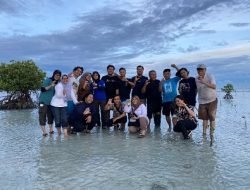 Bukan Sekedar Field Trip, Prof Jonson Ajak Mahasiswa Tanam Mangrove di Pulau Pari
