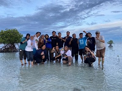 Bukan Sekedar Field Trip, Prof Jonson Ajak Mahasiswa Tanam Mangrove di Pulau Pari