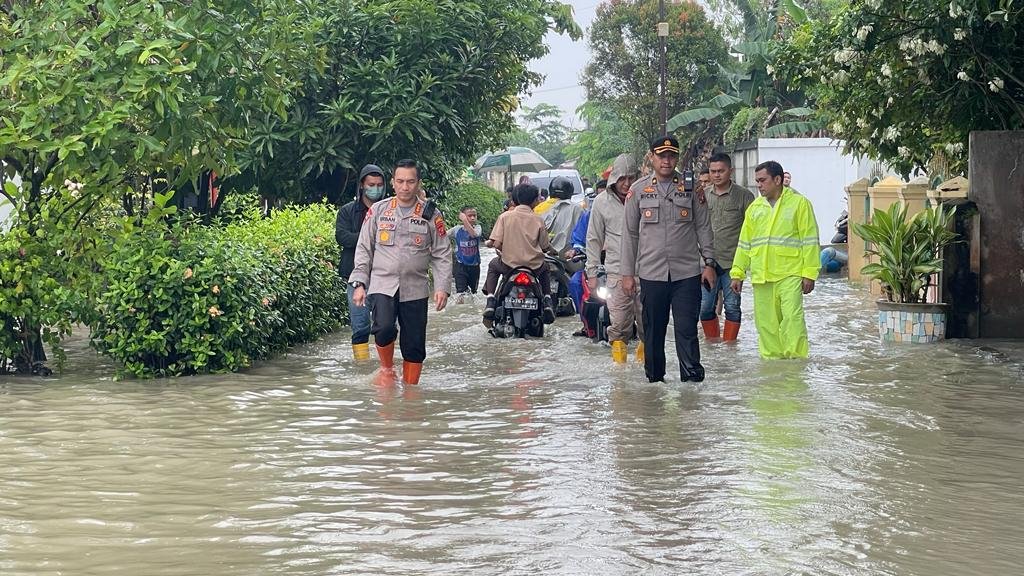 Tanggap Darurat, Kapolresta Deli Serdang Cek Lokasi Banjir Tanggap Darurat, Kapolresta Deli Serdang Cek Lokasi Banjir