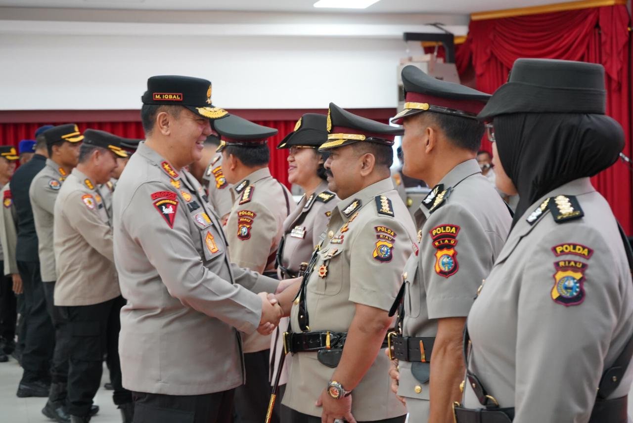 Beberapa Pejabat Utama dan Kapolres Jajaran Polda Riau Diserahterimakan Beberapa Pejabat Utama dan Kapolres Jajaran Polda Riau Diserahterimakan