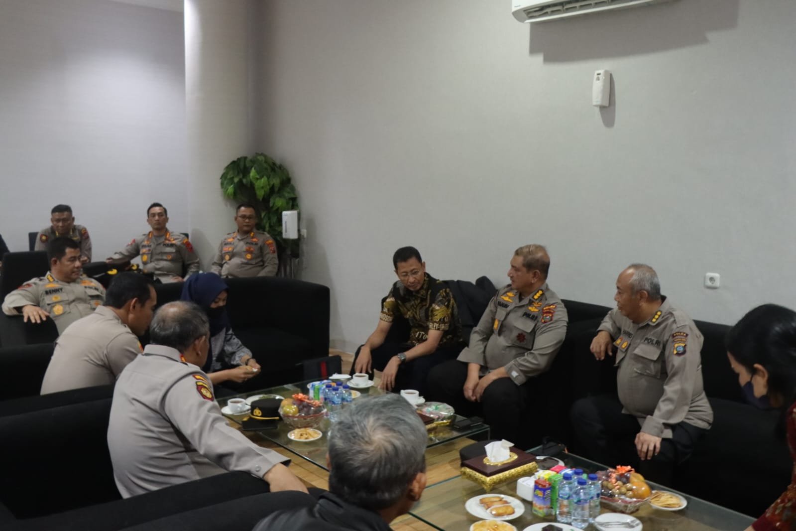 Kapolresta Deli Serdang Sambut Wakapolda Sumut Di Bandara Kuala Namu