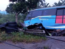 Bus Damri Seruduk 2 Bengkel Dan 1 Rumah