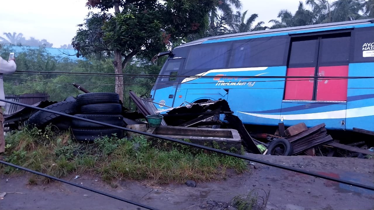Bus Damri Seruduk 2 Bengkel Dan 1 Rumah