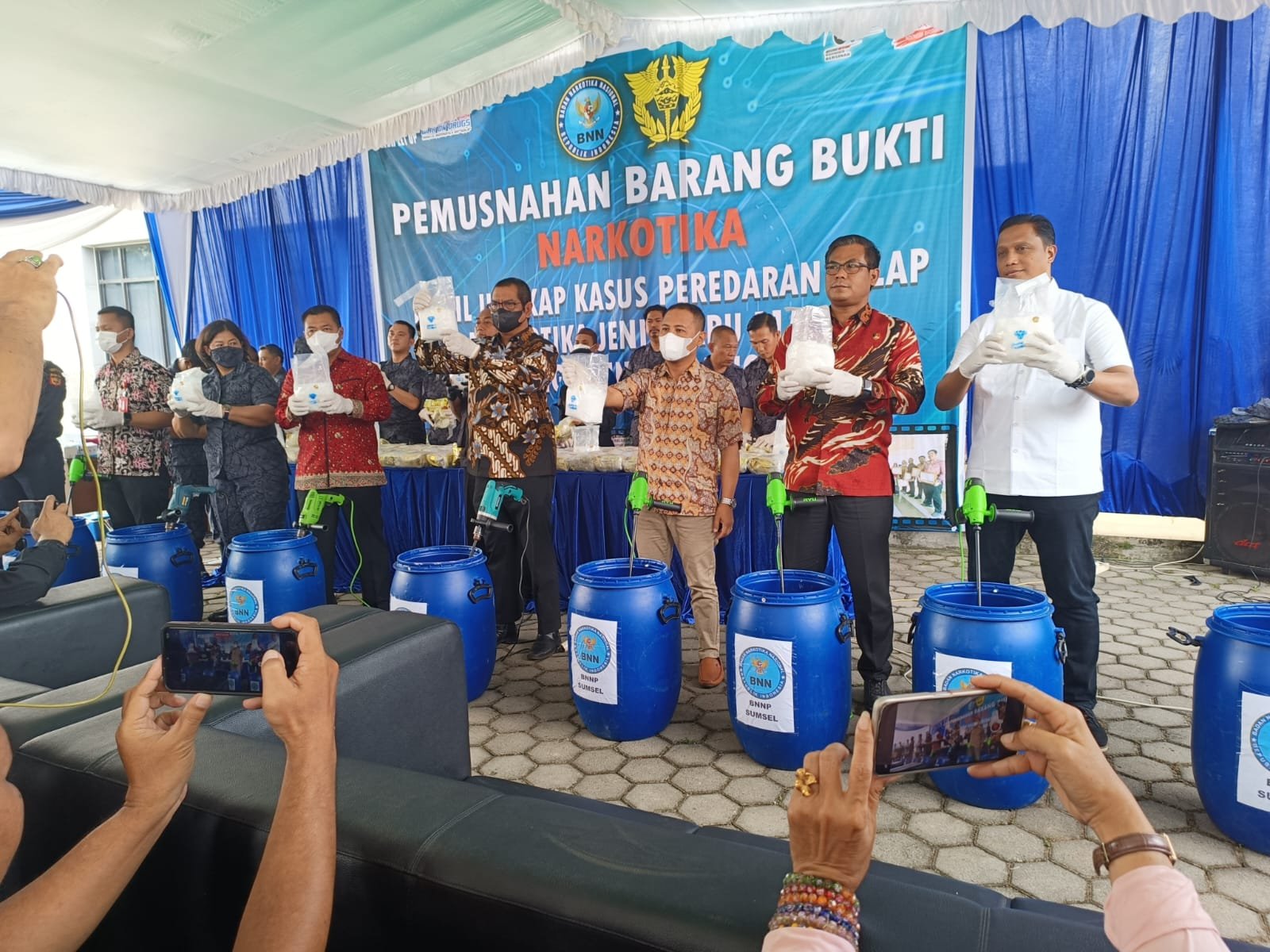 BNN Sumsel Musnahnya Kasus Peredaran Gelap Narkotika Jenis Sabu 115 kg Jaringan Internasional BNN Sumsel Musnahnya Kasus Peredaran Gelap Narkotika Jenis Sabu 115 kg Jaringan Internasional