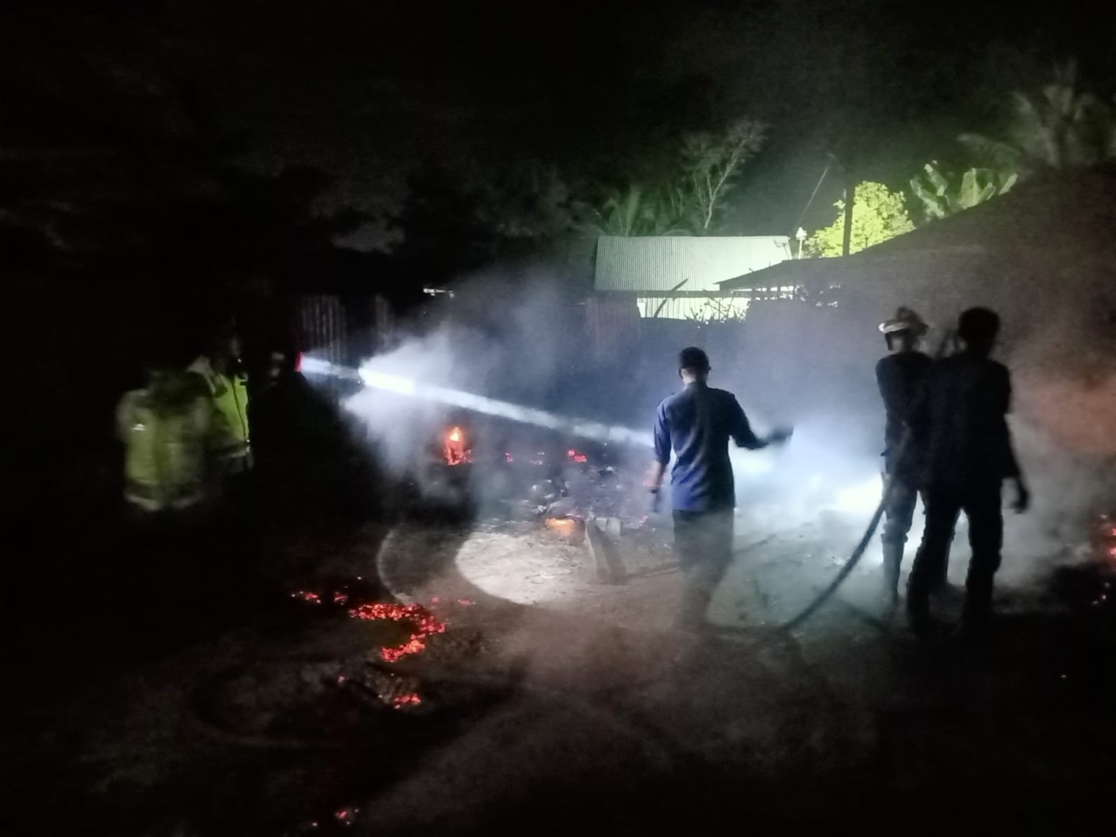 Sijago Merah Lalap 1 Unit Rumah 3 Sepeda Motor Terbakar Di Pantai Labu Sijago Merah Lalap 1 Unit Rumah 3 Sepeda Motor Terbakar Di Pantai Labu