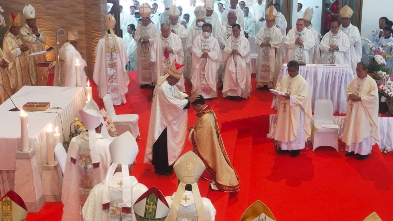 Mgr. Vinsensius Setiawan Triatmojo Ditahbiskan Menjadi Uskup Tanjung Karang Mgr. Vinsensius Setiawan Triatmojo Ditahbiskan Menjadi Uskup Tanjung Karang