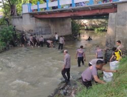 Polresta Deli Serdang Bersihkan Sampah Di Sungai Malinda