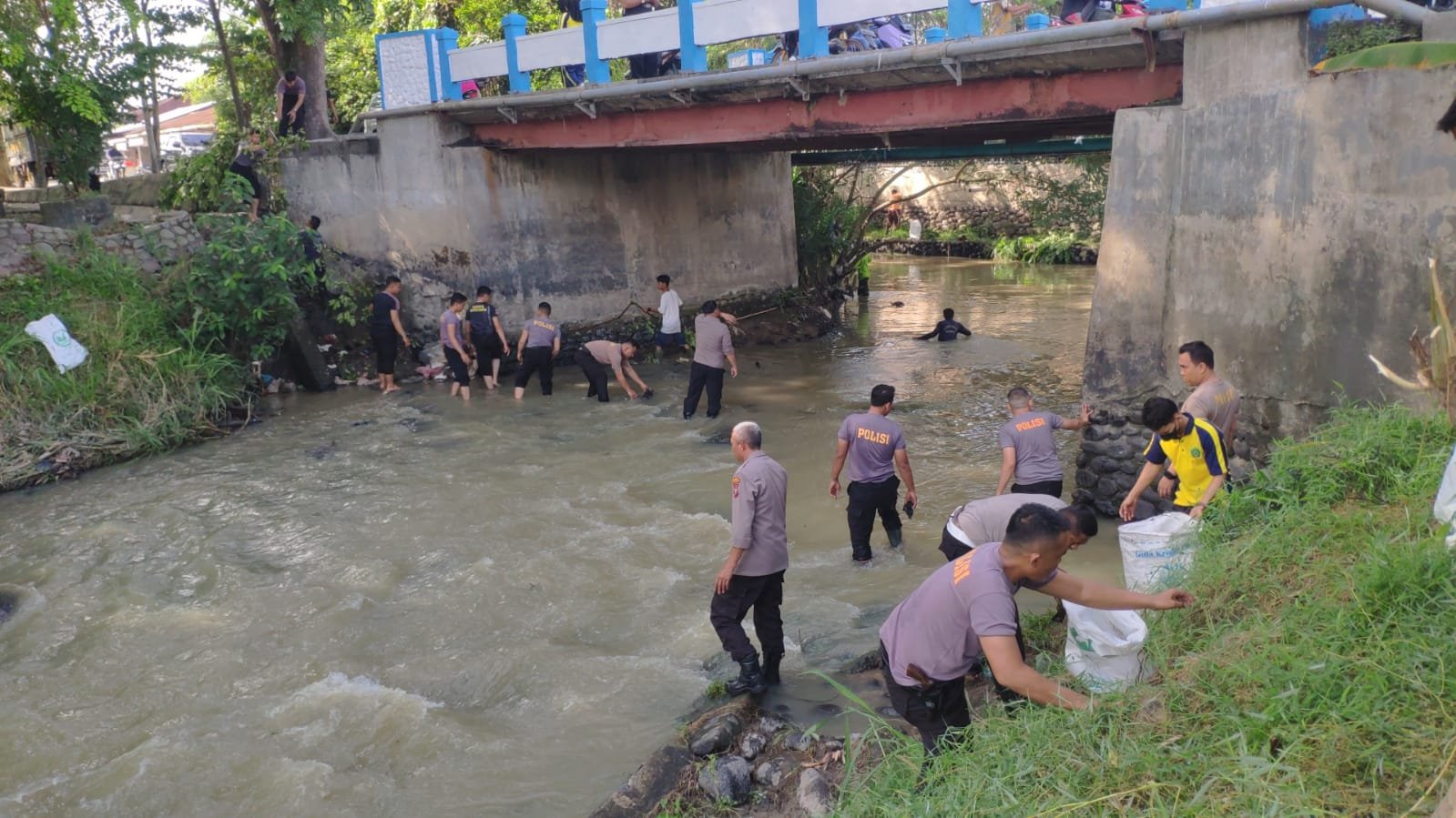 Polresta Deli Serdang Bersihkan Sampah Di Sungai Malinda
