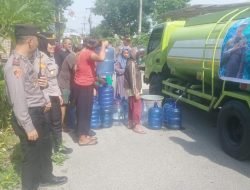 Polsek Percut Sei Tuan Alirkan Air Bersih Kepada Masyarakat