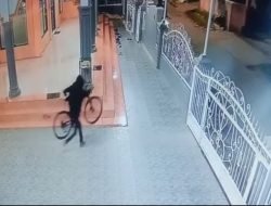 Pencuri Sepeda Di Mesjid Terekam CCTV