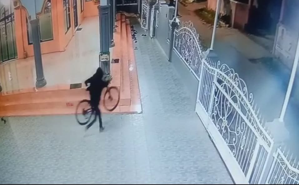 Pencuri Sepeda Di Mesjid Terekam CCTV