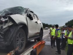 Fortuner Tabrak Truk Tronton, Sopirnya Luka Ringan