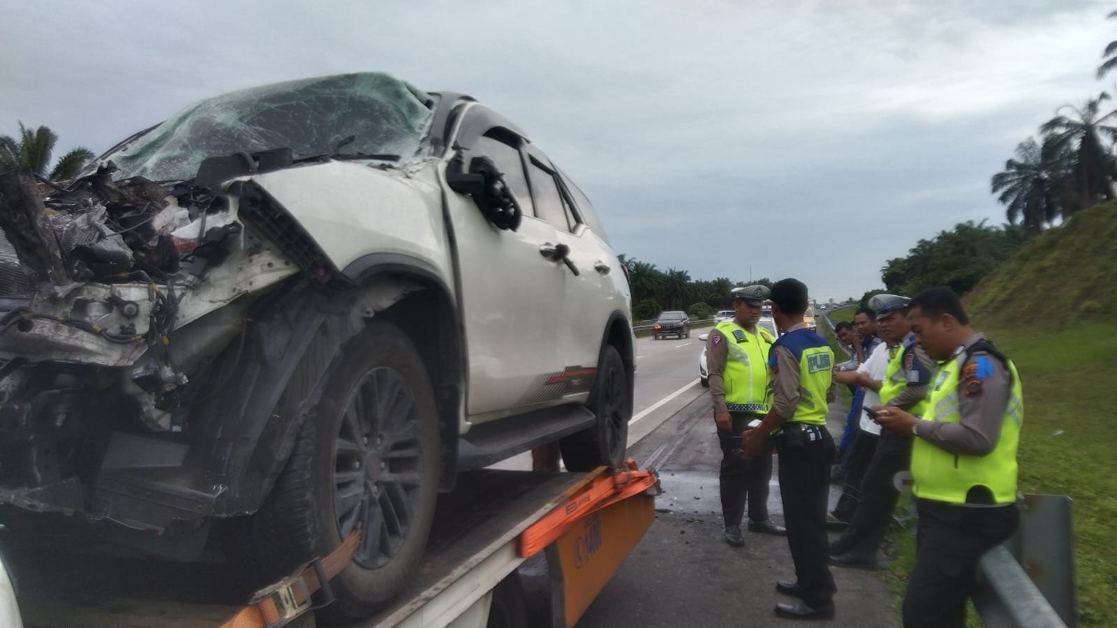 Fortuner Tabrak Truk Tronton, Sopirnya Luka Ringan Fortuner Tabrak Truk Tronton, Sopirnya Luka Ringan