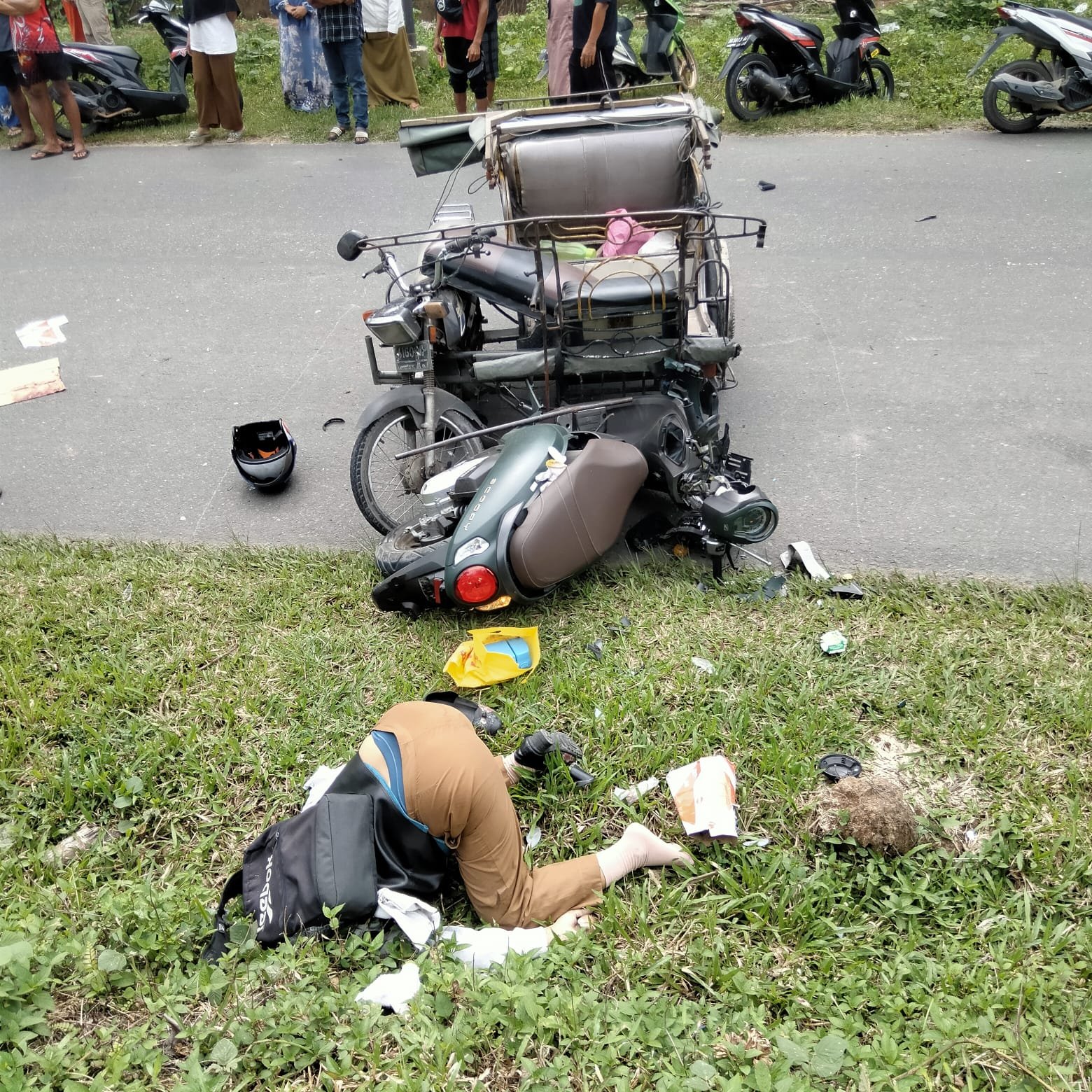 Bidan Tewas Leher Terputus, Tabrak Becak Bawa Seng Bidan Tewas Leher Terputus, Tabrak Becak Bawa Seng