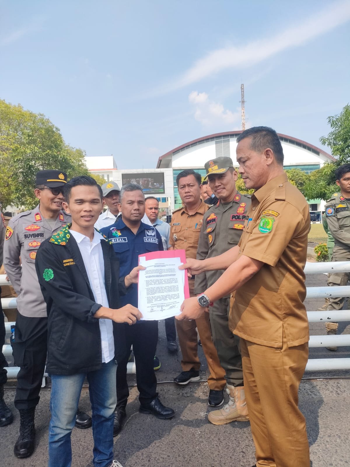 Aksi ini Sebagai Wujud Solidaritas dan untuk Membela kepentingan banyak Pihak yang Menggantungkan Hidupnya di Sektor Pertambangan.