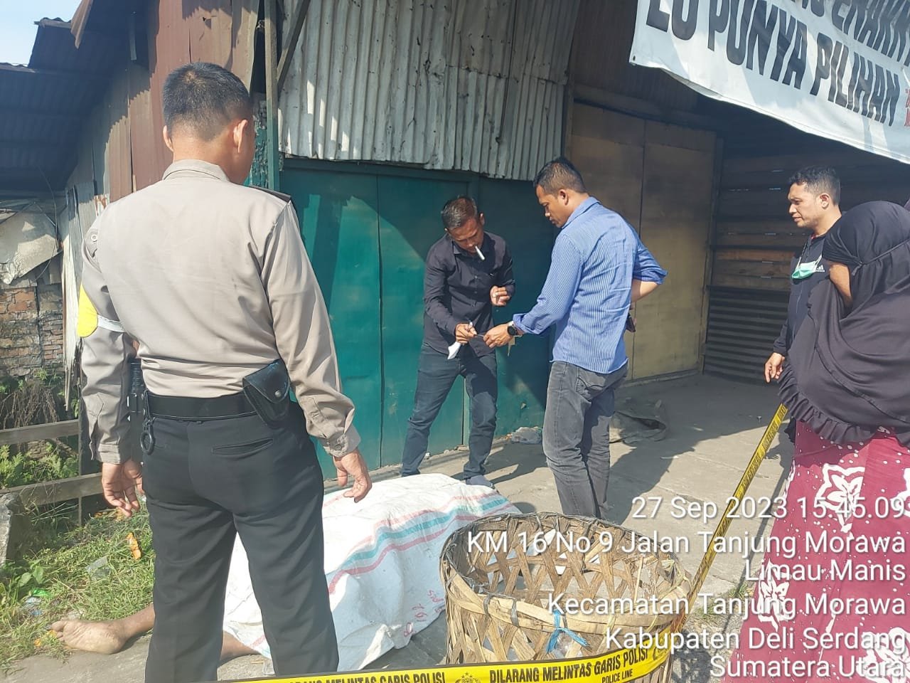Pria Paruh Baya Ditemukan Tewas Didepan Warung Pria Paruh Baya Ditemukan Tewas Didepan Warung