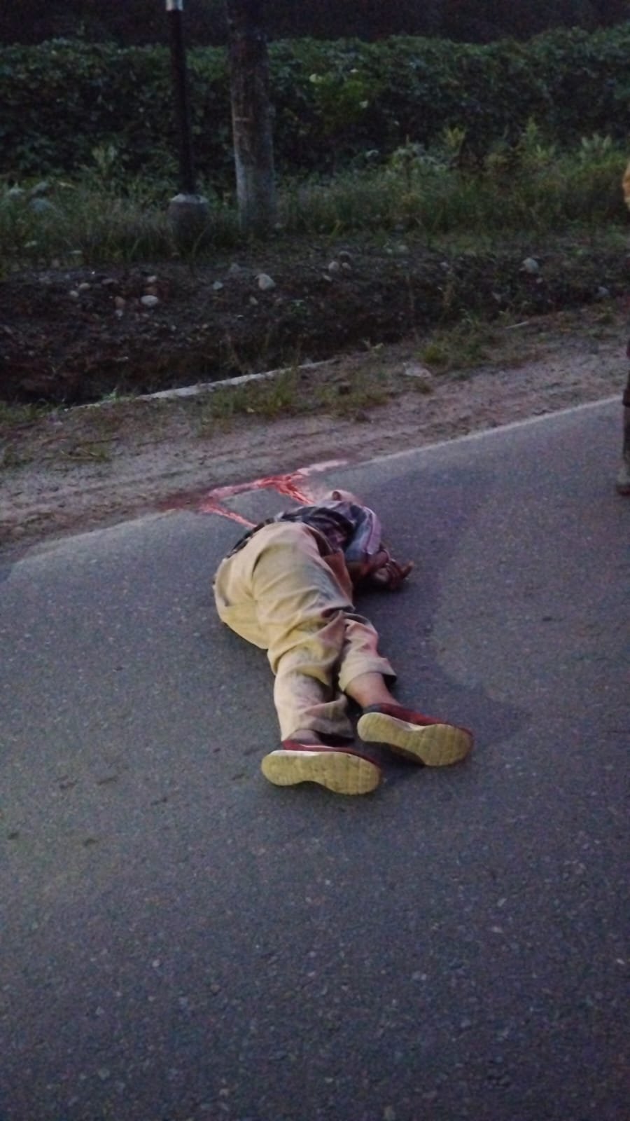Diduga Tabrak Lari, Pejalan Kaki Tewas Tergeletak Di Aspal