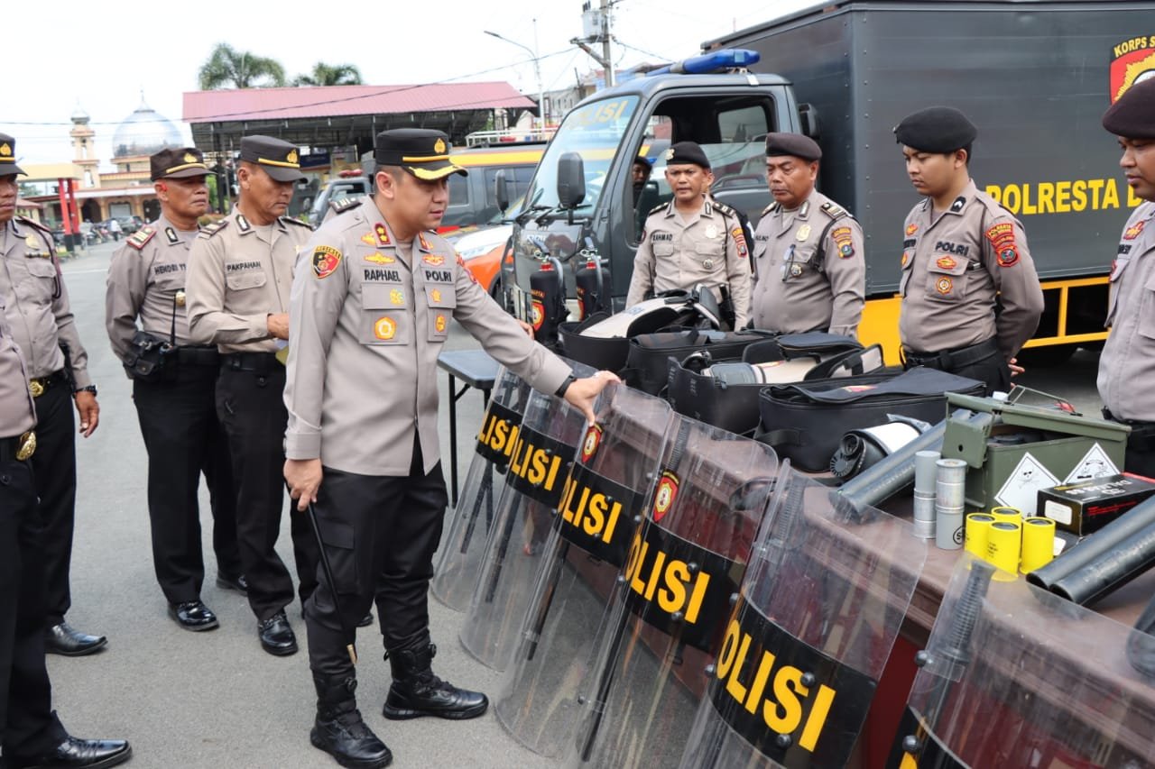 Kapolresta Deli Serdang Cek Kendaraan Dinas Dan Perlengkapan Dalmas Kapolresta Deli Serdang Cek Kendaraan Dinas Dan Perlengkapan Dalmas