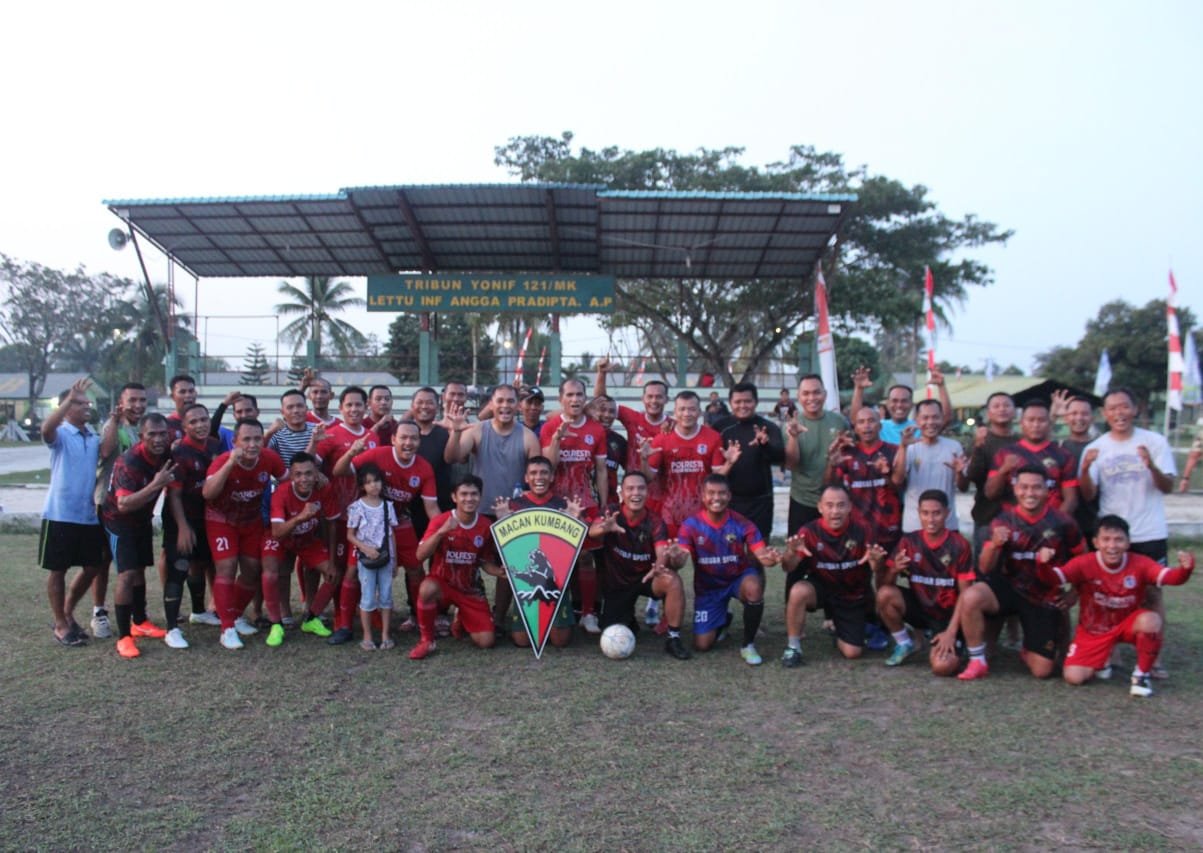 Perkuat Sinergitas TNI-Polri, Danyonif 121/MK Gelar Pertandingan Sepak Bola Persahabatan