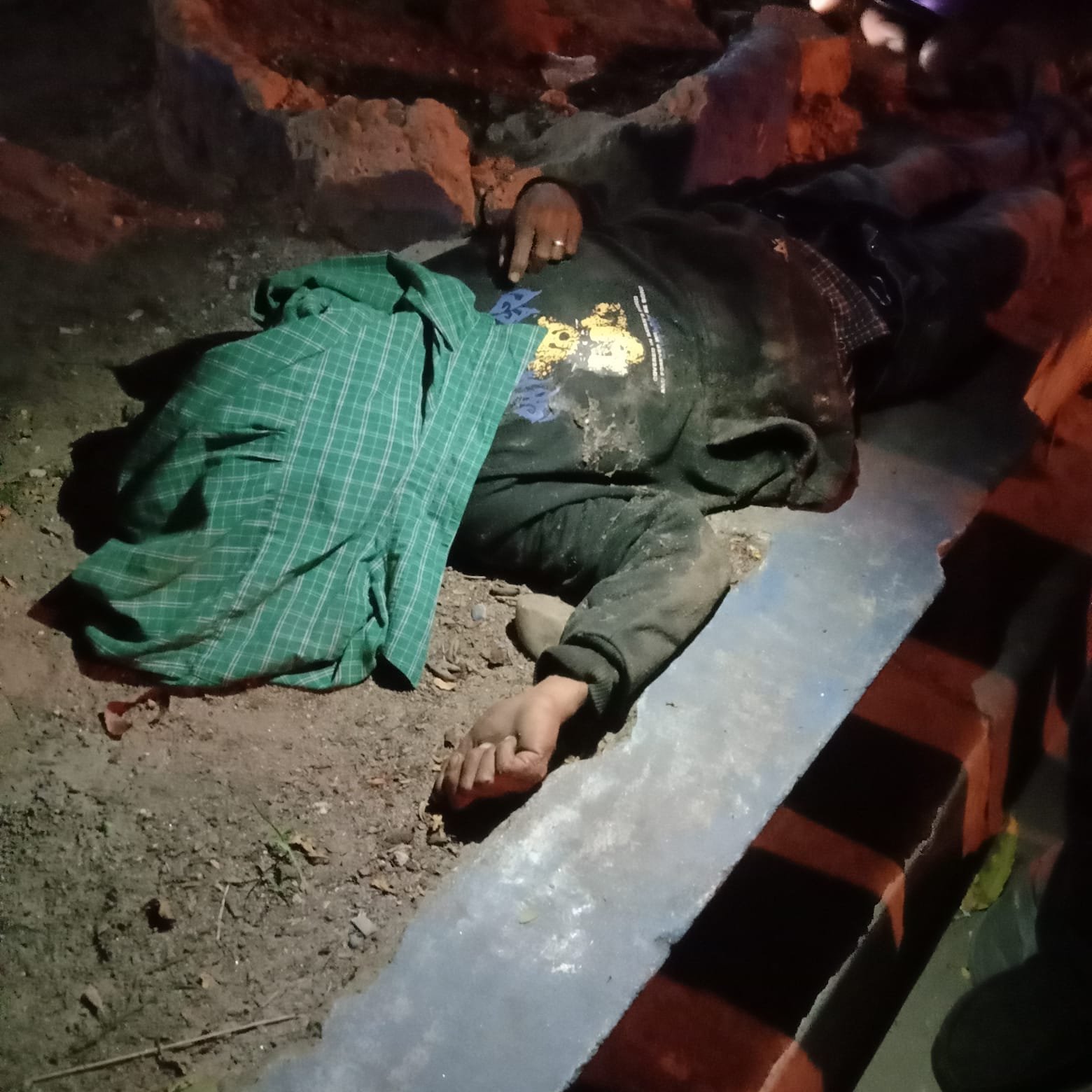 Pria Bertato Ditemukan Tewas Ditrotoar Jalan
