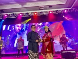 HARUMKAN NAMA DPD RI, SILA NIRMALA RAIH PENGHARGAAN INSAN PR INDONESIA PADA JAMBORE PR INDONESIA.